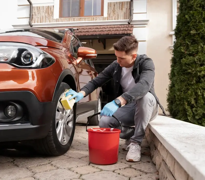 Lavage auto à domicile Cussac-Fort-Médoc : professionnel intervenant sur un véhicule